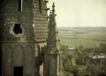 A tüzérségi tűz által súlyosan megrongálódott Saint-Jean-des-Vignes-i apátság sérülése, Soissons, Aisne, Franciaország, 1917 (autokróm)